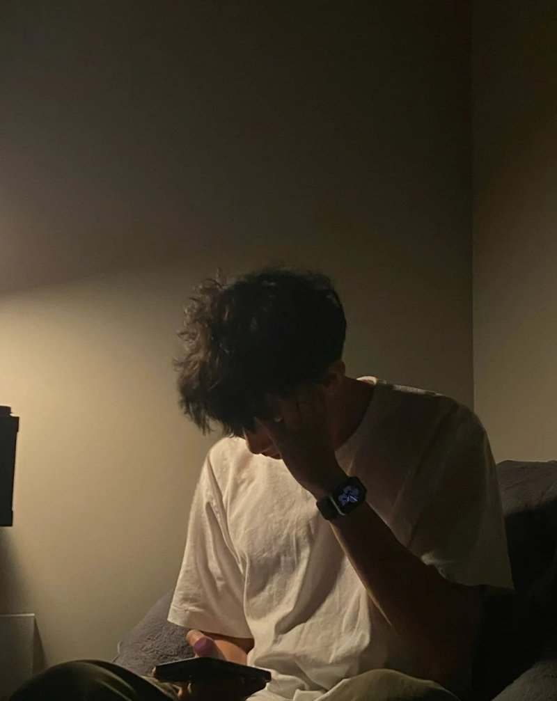 ảnh nam buồn che mặt 17