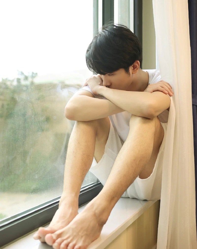 ảnh nam buồn che mặt 19