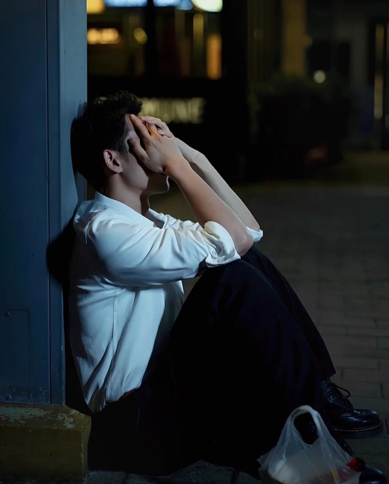 ảnh nam buồn che mặt 20
