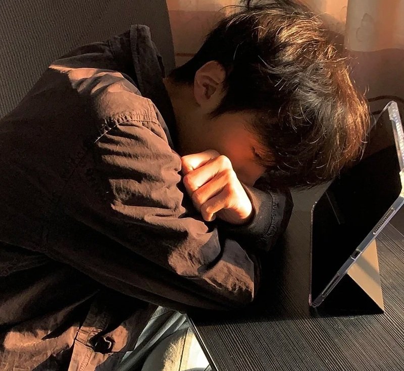 ảnh nam buồn che mặt 25