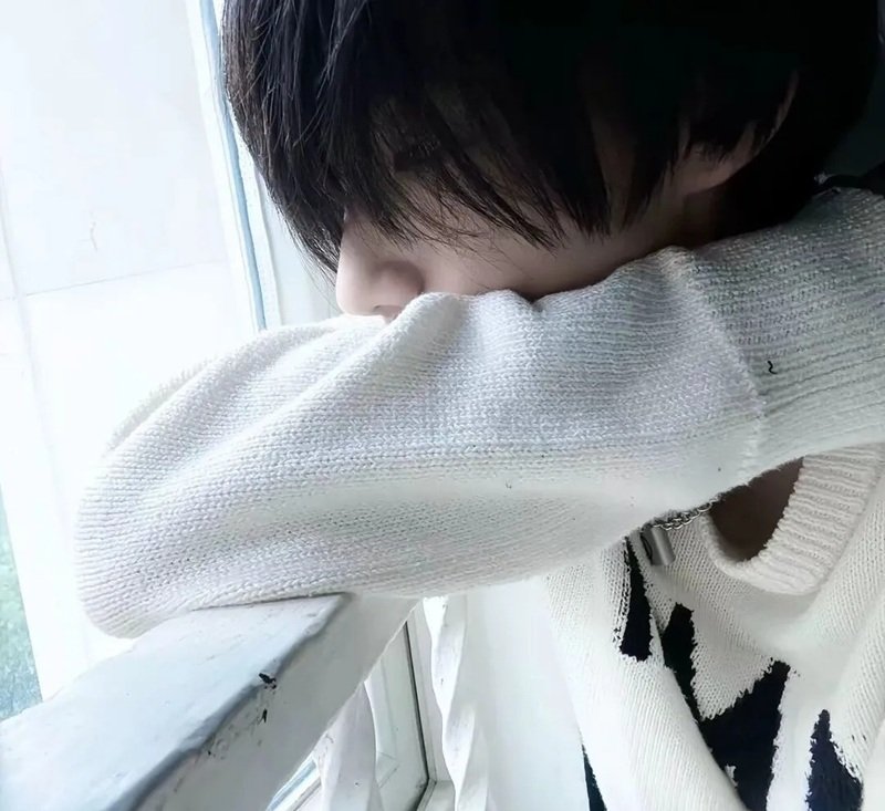 ảnh nam buồn che mặt 3