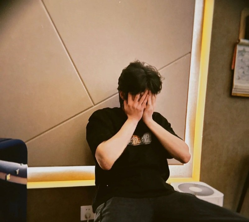 ảnh nam buồn che mặt 34