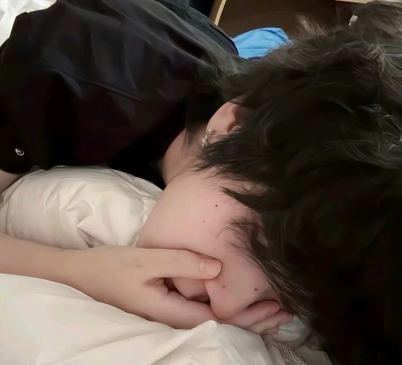 ảnh nam buồn che mặt 38