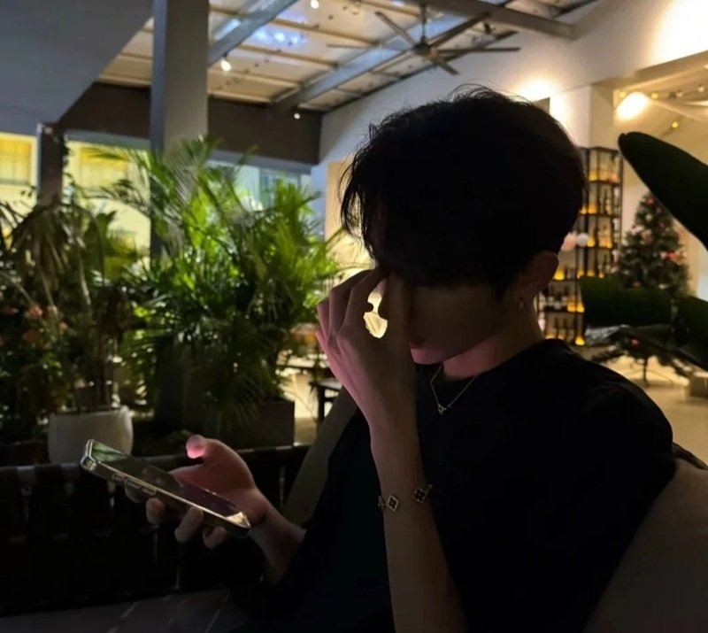 ảnh nam buồn che mặt 4