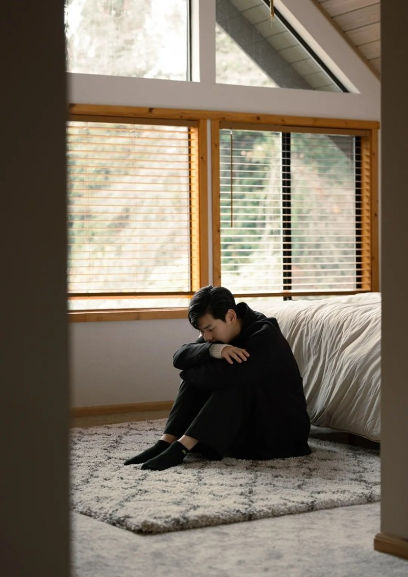 ảnh nam buồn che mặt 41