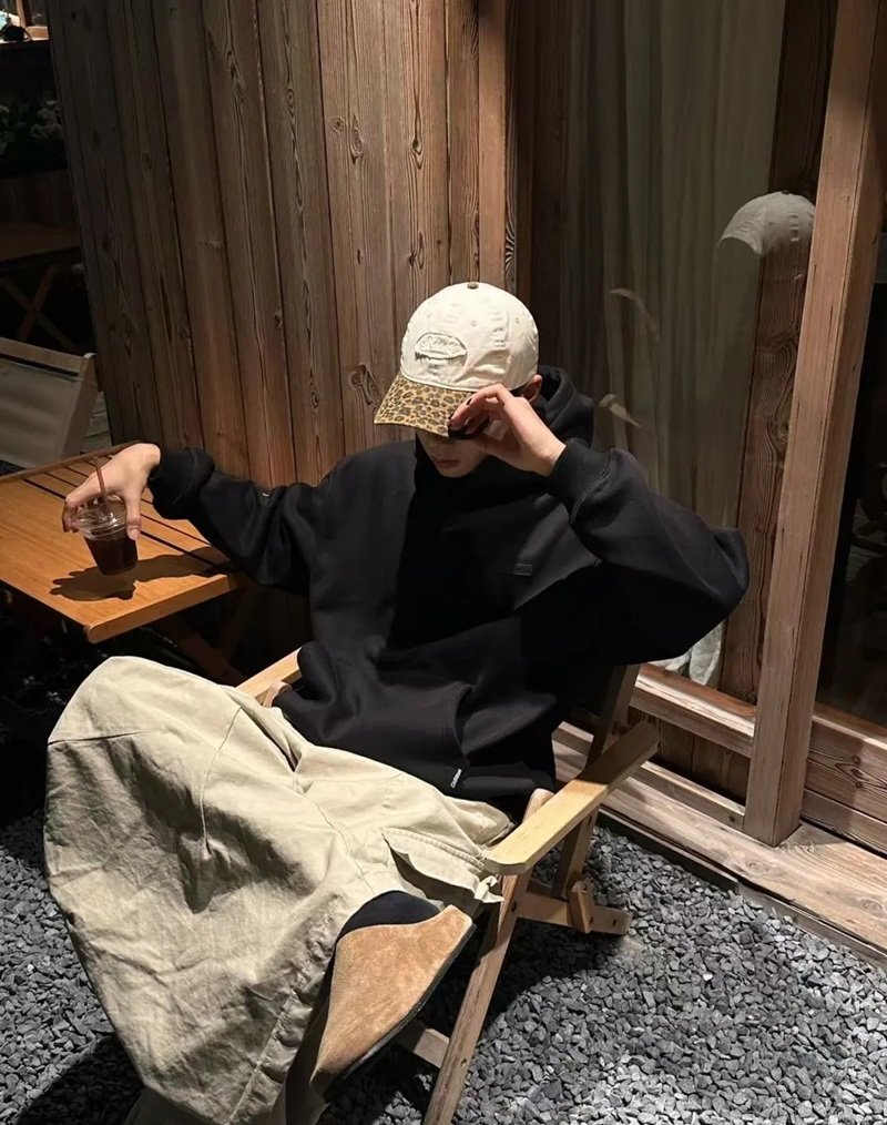 ảnh nam buồn che mặt 5