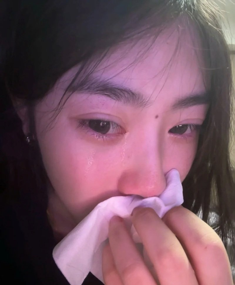 buồn ảnh nữ khóc che mặt 11