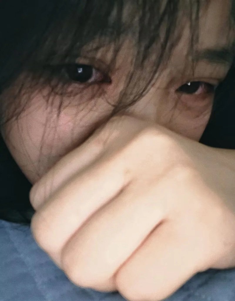 buồn ảnh nữ khóc che mặt 26