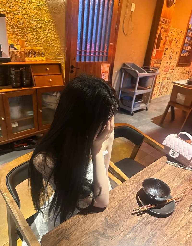 buồn ảnh nữ khóc che mặt 6