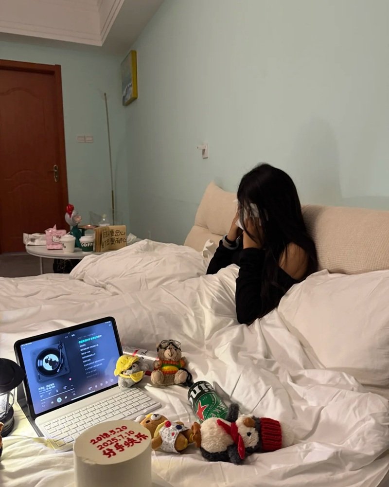 buồn ảnh nữ khóc che mặt 8