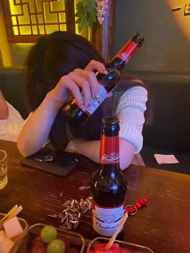 99+ Ảnh buồn uống bia một mình nữ buồn mà vẫn đẹp