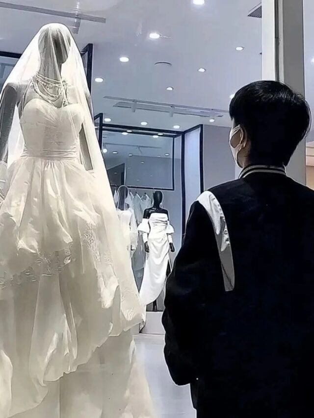 Hình ảnh đứng nhìn váy cưới buồn đầy nỗi niềm sâu lắng