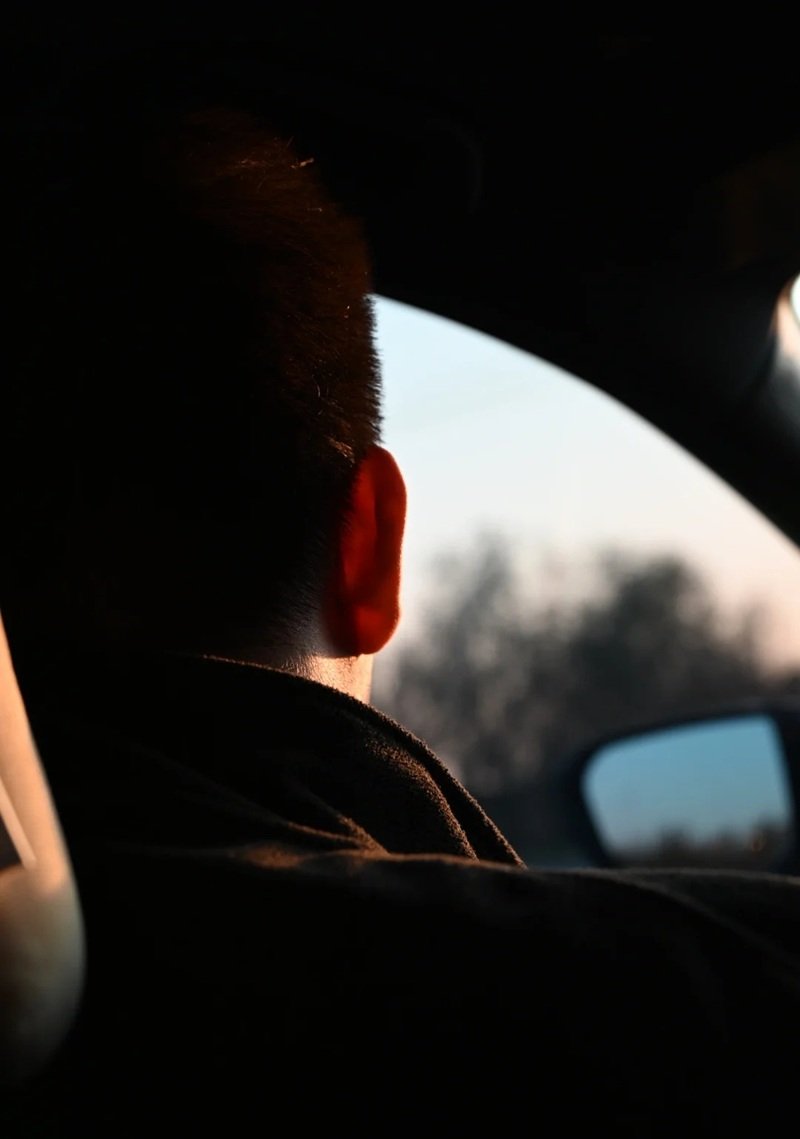 hình ảnh 1 mình ngồi buồn nam 12