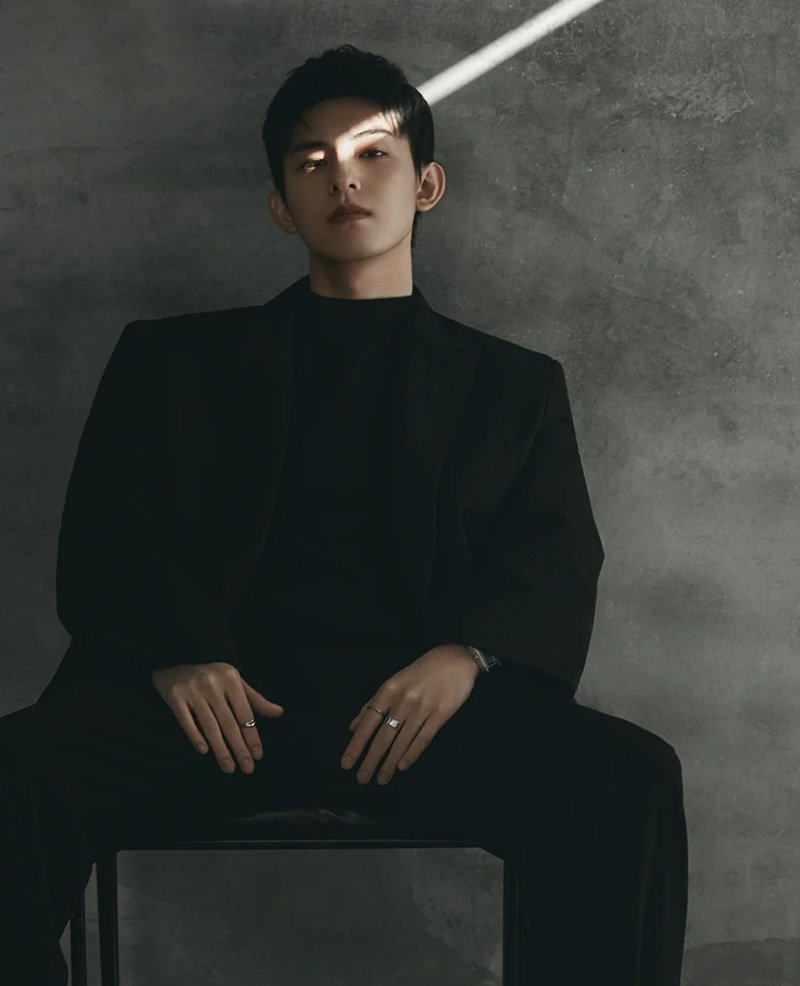 hình ảnh 1 mình ngồi buồn nam 13