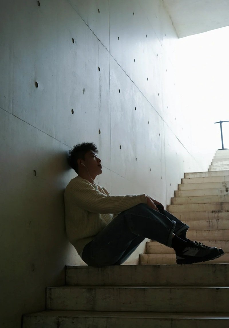 hình ảnh 1 mình ngồi buồn nam 14