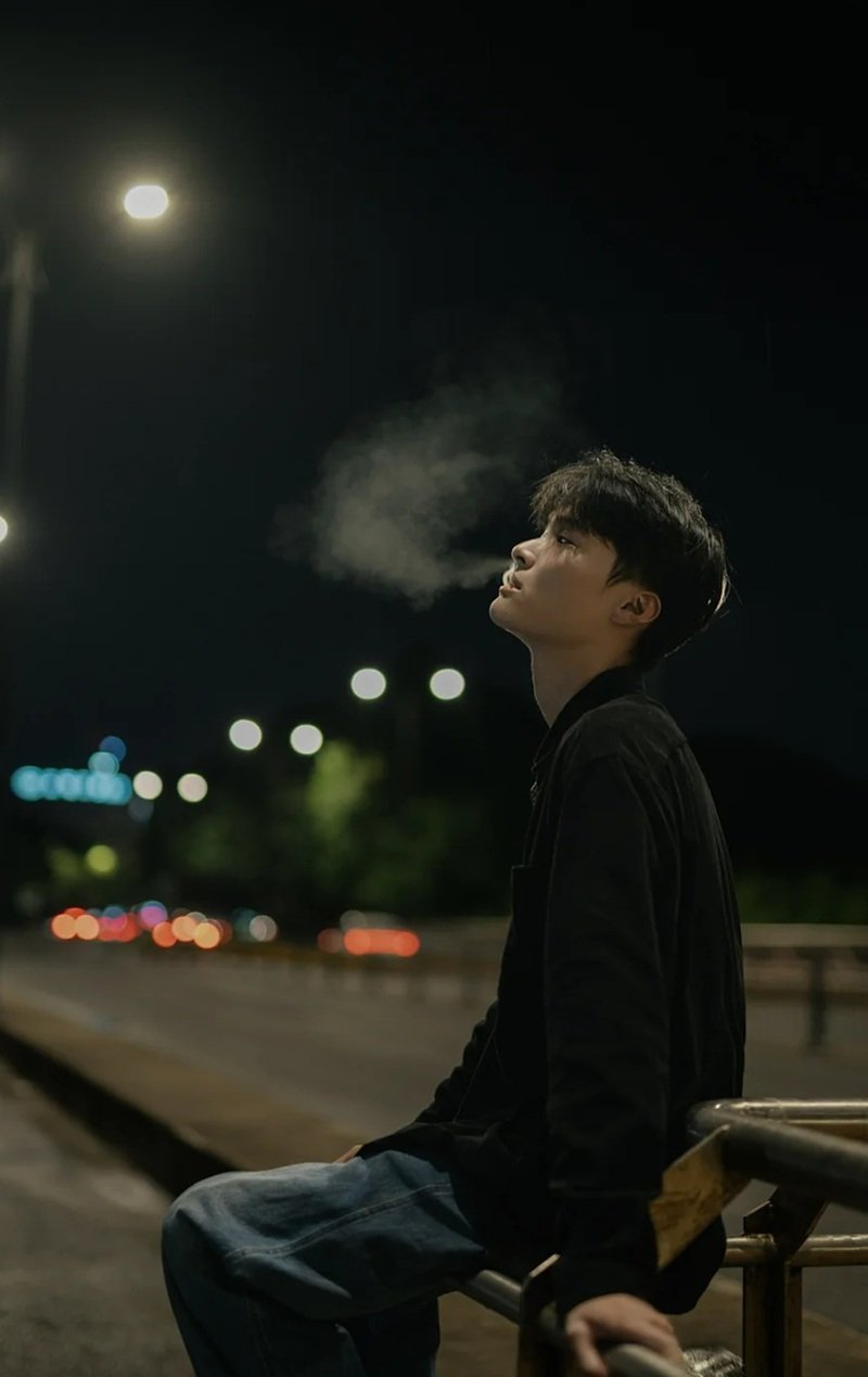 hình ảnh 1 mình ngồi buồn nam 15