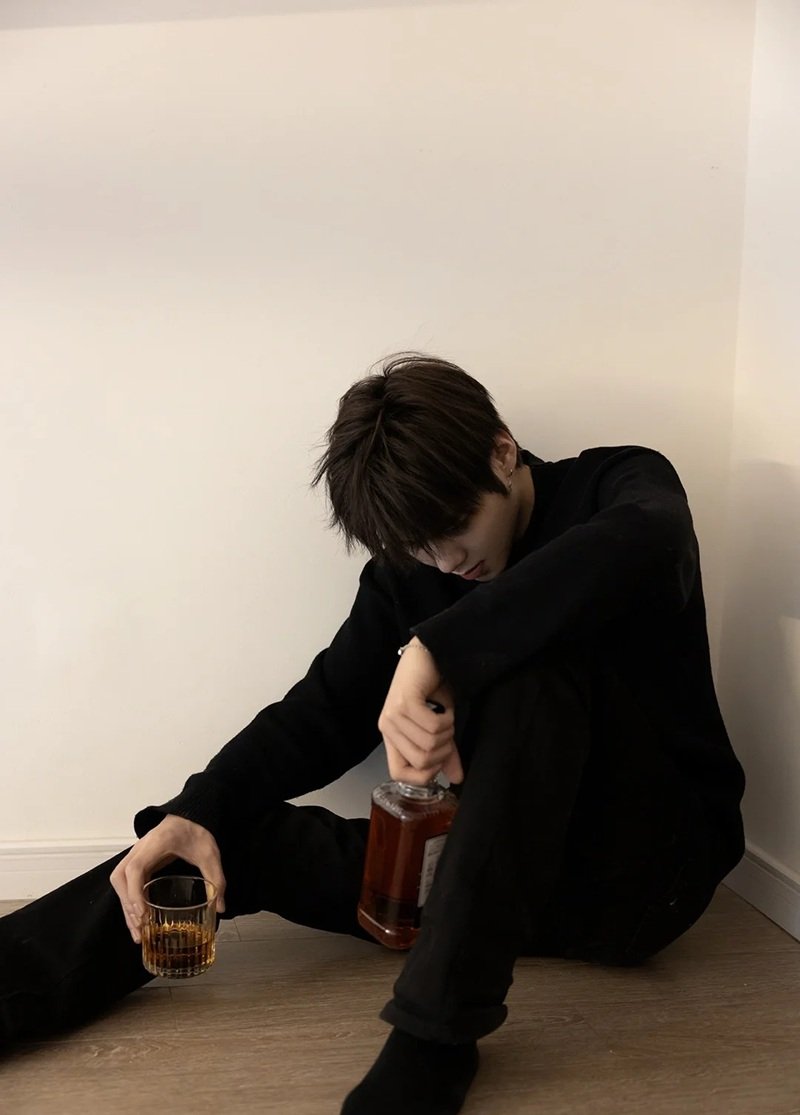 hình ảnh 1 mình ngồi buồn nam 17