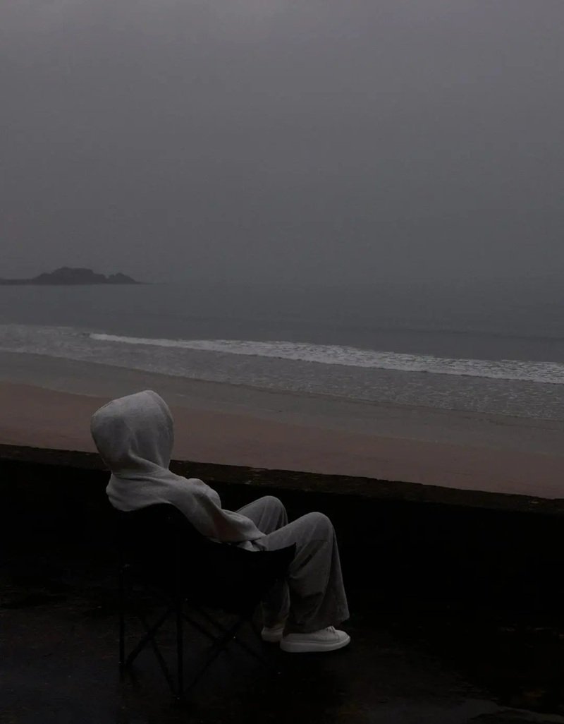 hình ảnh 1 mình ngồi buồn nam 20