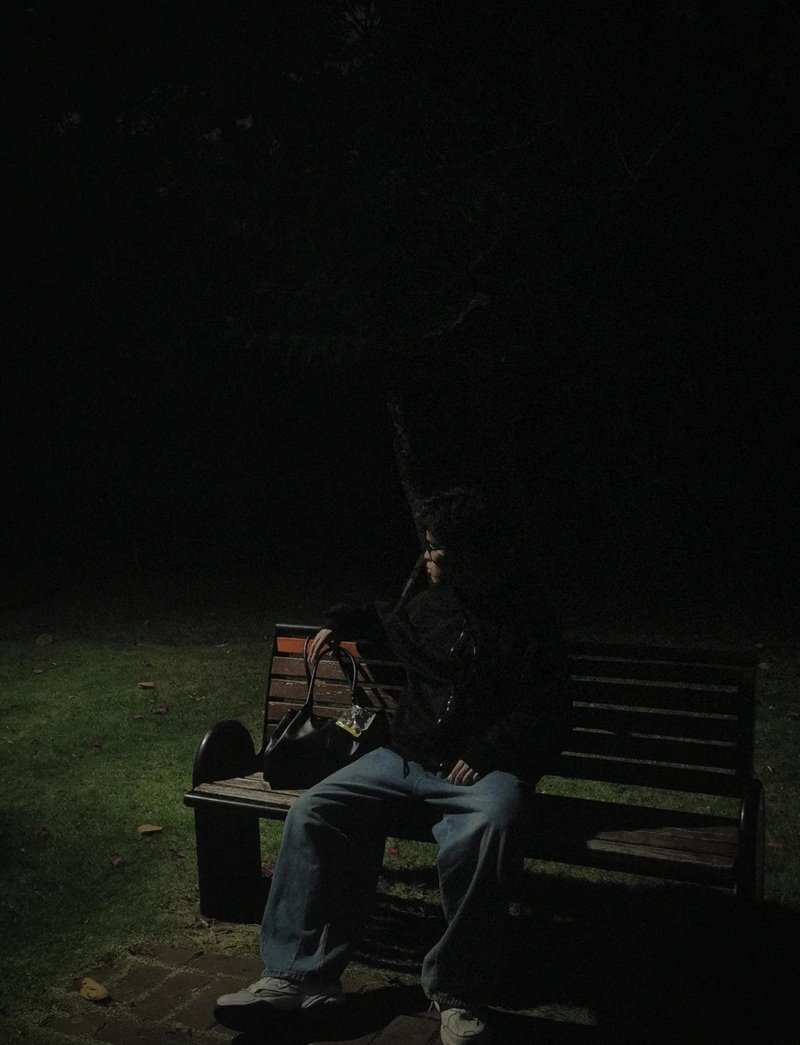 hình ảnh 1 mình ngồi buồn nam 21