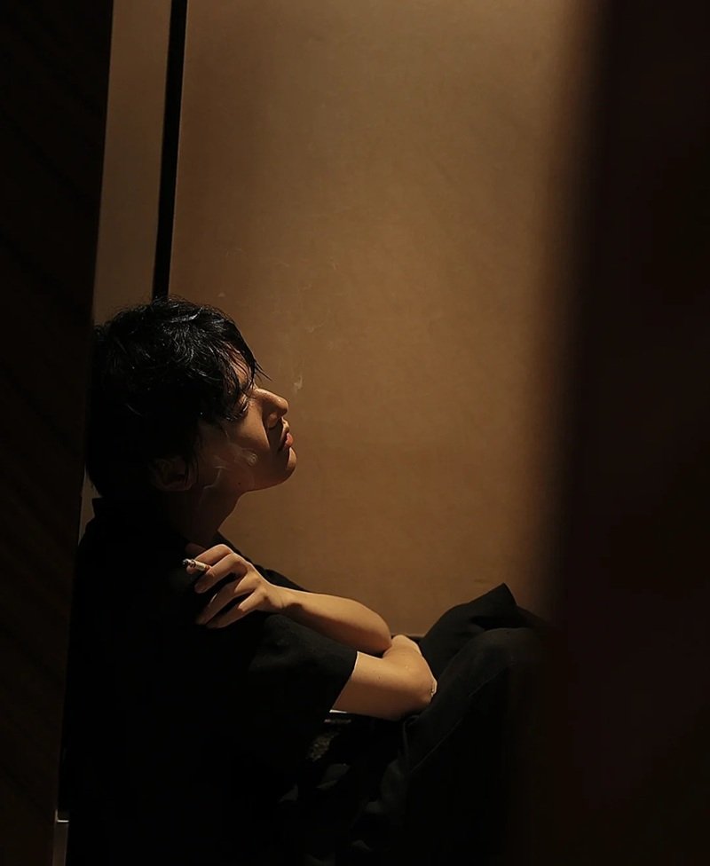 hình ảnh 1 mình ngồi buồn nam 22