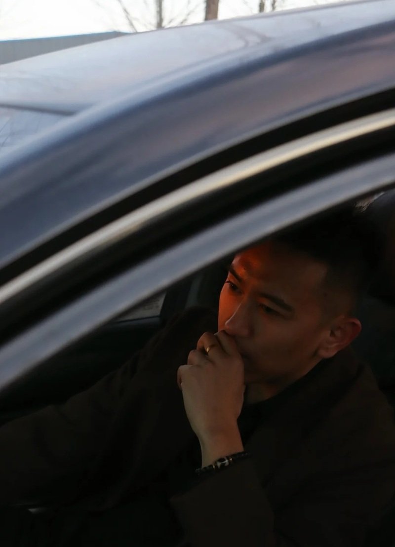 hình ảnh 1 mình ngồi buồn nam 23