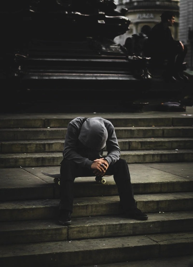 hình ảnh 1 mình ngồi buồn nam 27