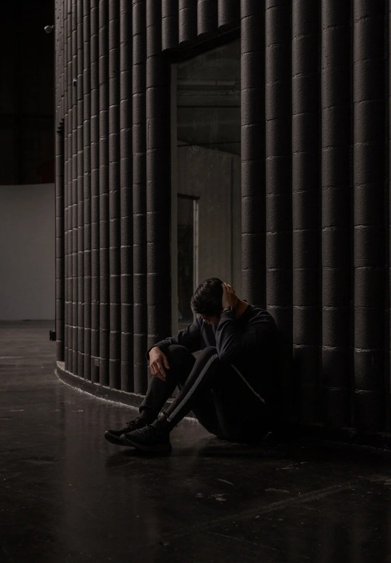 hình ảnh 1 mình ngồi buồn nam 28