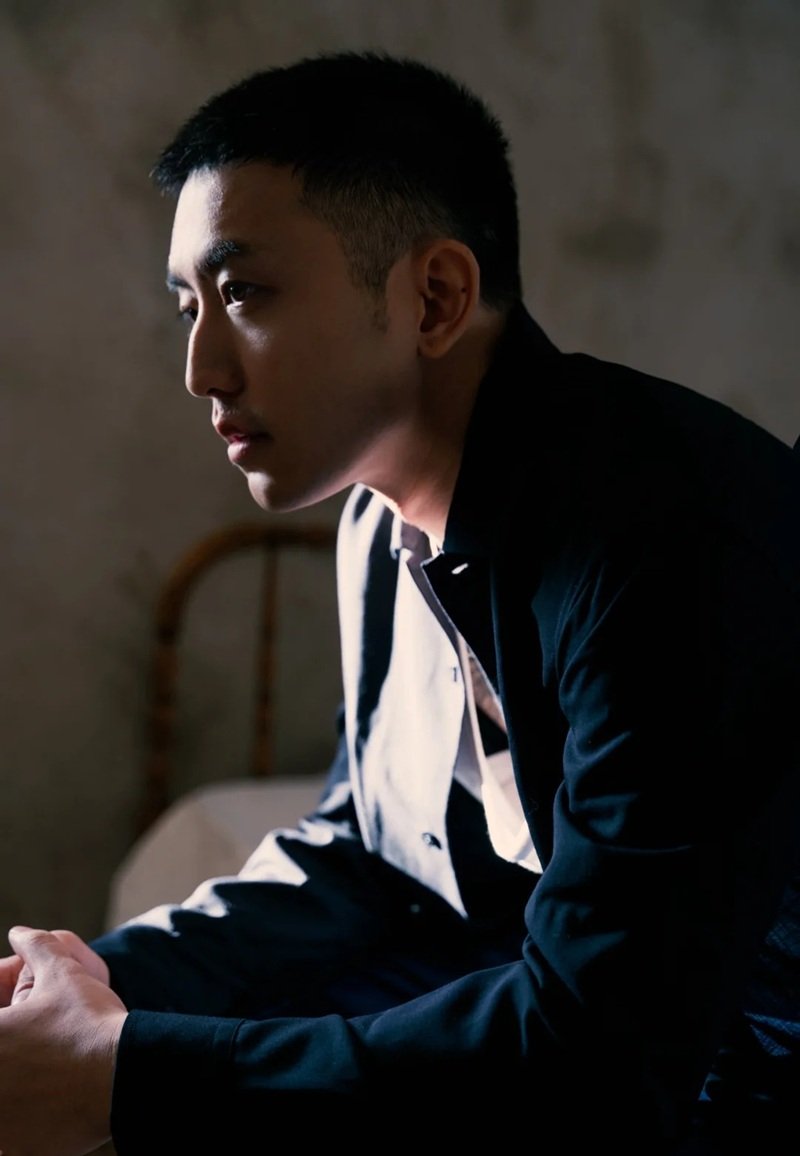 hình ảnh 1 mình ngồi buồn nam 29