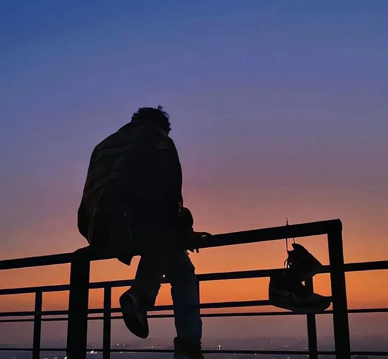 hình ảnh 1 mình ngồi buồn nam 30