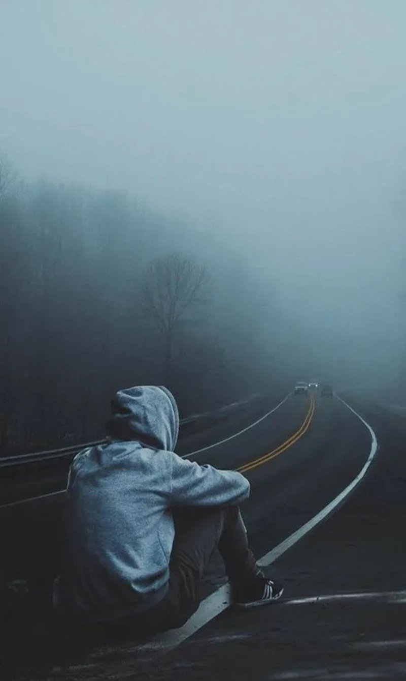 hình ảnh 1 mình ngồi buồn nam 32