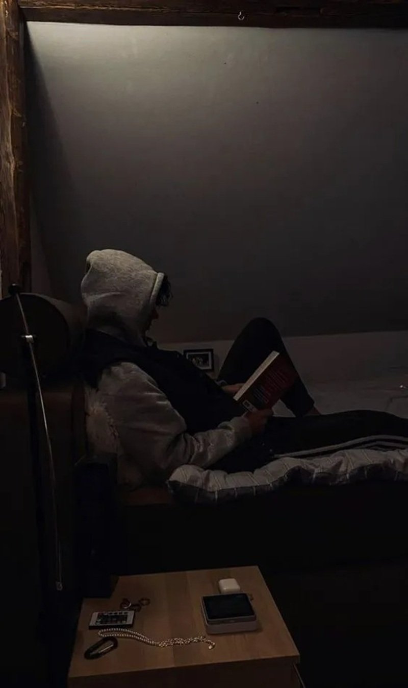 hình ảnh 1 mình ngồi buồn nam 34