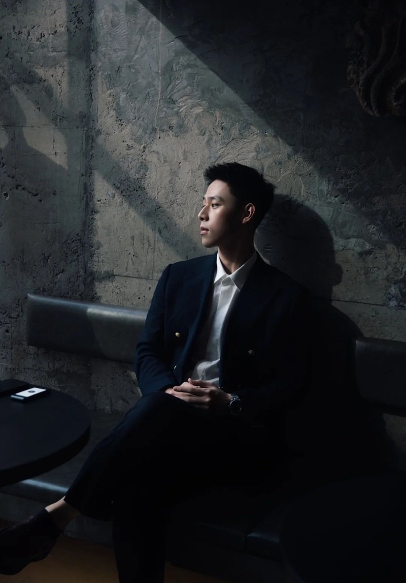 hình ảnh 1 mình ngồi buồn nam 37