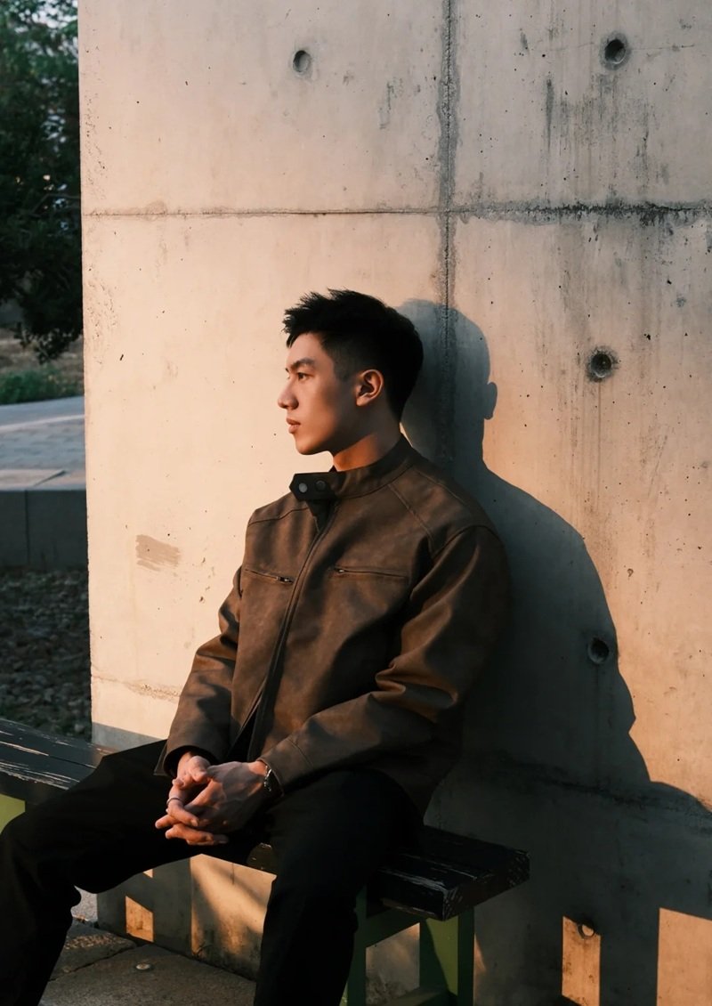 hình ảnh 1 mình ngồi buồn nam 38