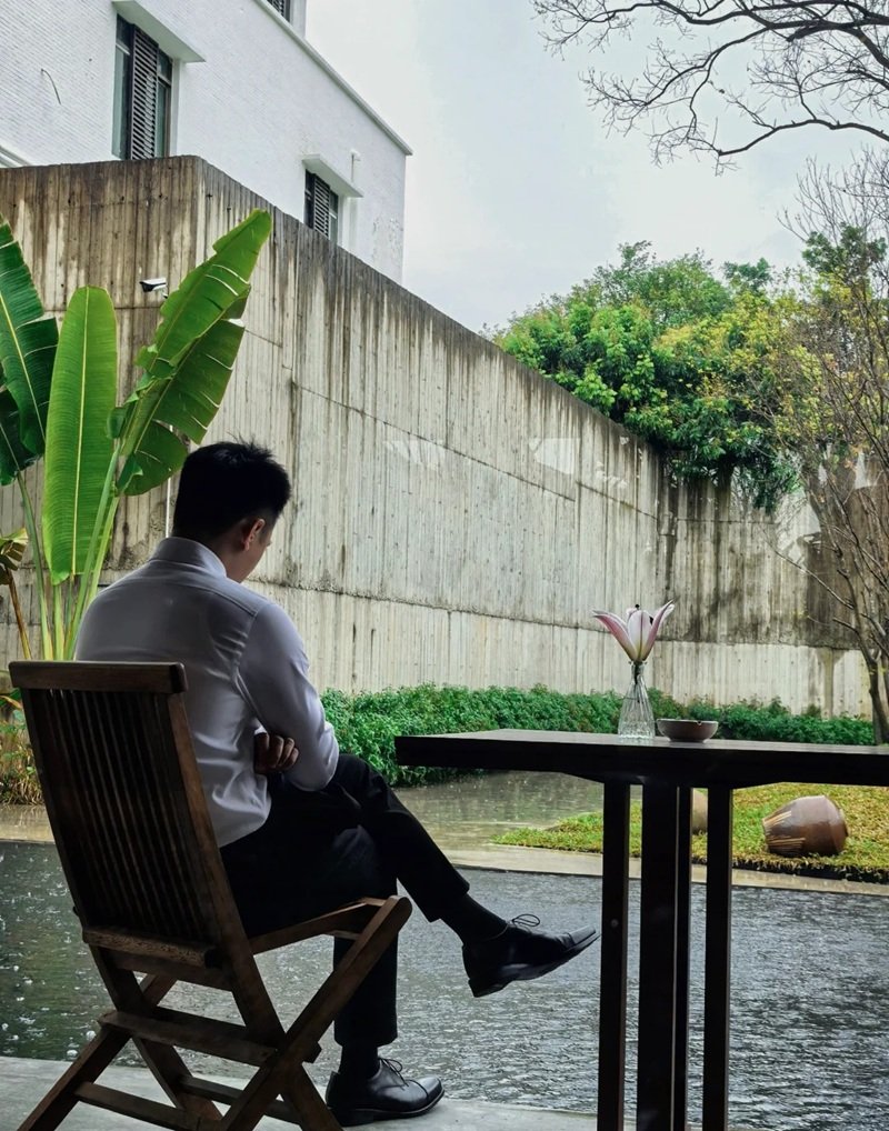 hình ảnh 1 mình ngồi buồn nam 39