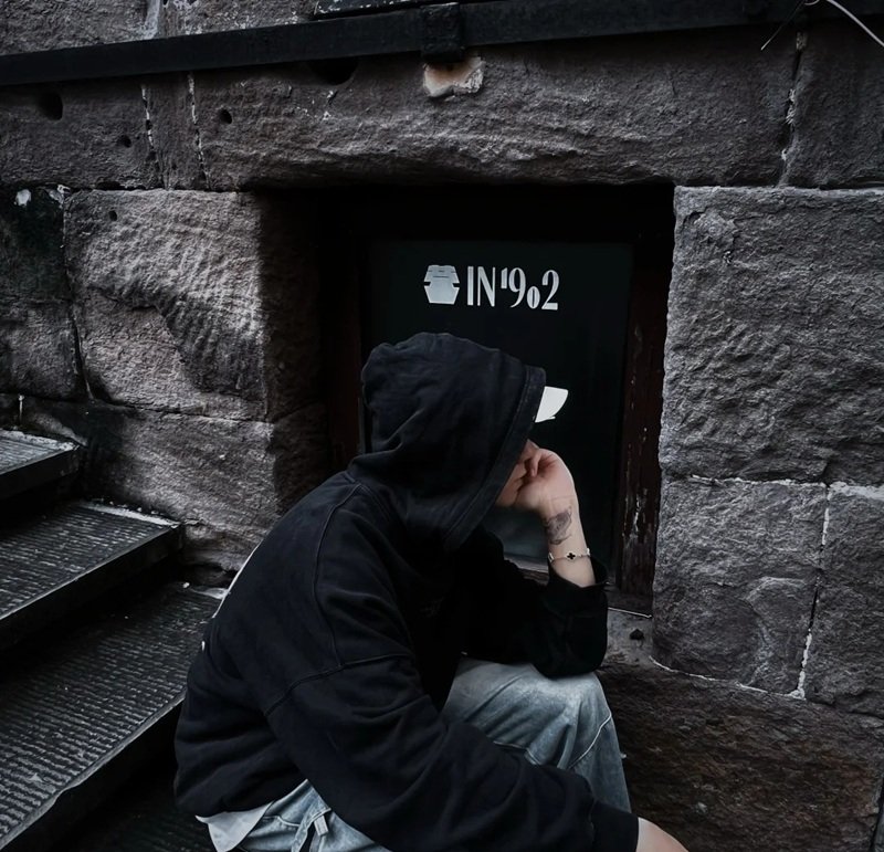 hình ảnh 1 mình ngồi buồn nam 4