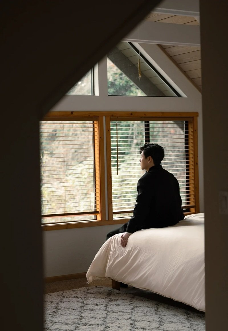 hình ảnh 1 mình ngồi buồn nam 41