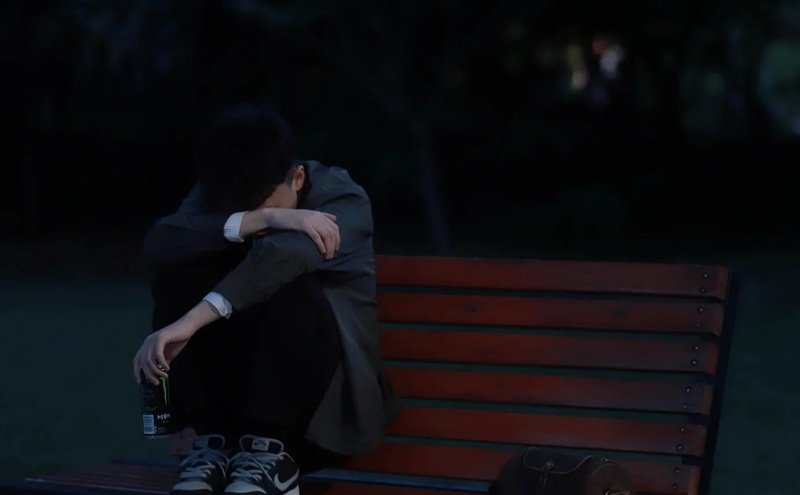 hình ảnh 1 mình ngồi buồn nam 42