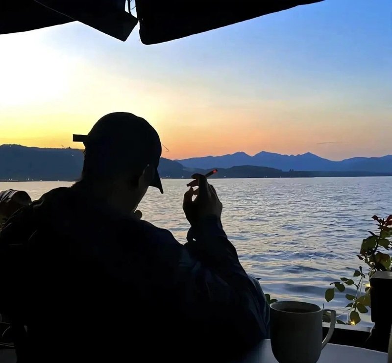 hình ảnh 1 mình ngồi buồn nam 6