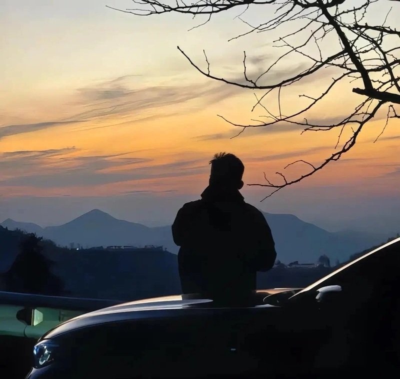 hình ảnh 1 mình ngồi buồn nam 8