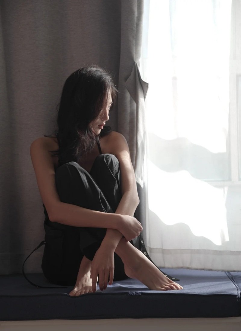 hình ảnh 1 mình ngồi buồn nữ 1