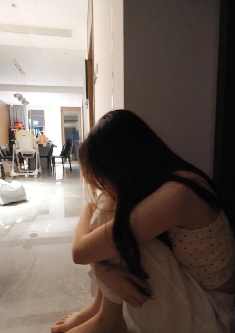 hình ảnh 1 mình ngồi buồn nữ 13