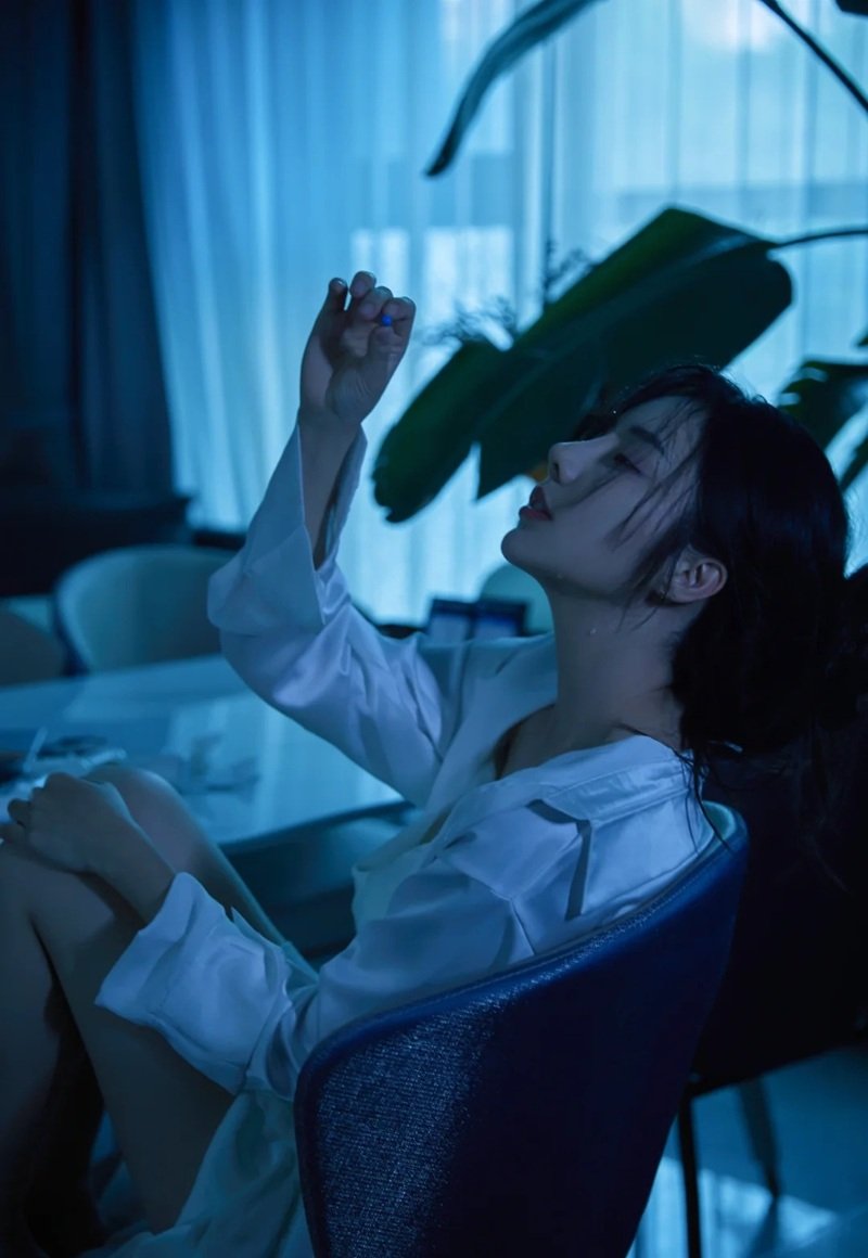 hình ảnh 1 mình ngồi buồn nữ 17