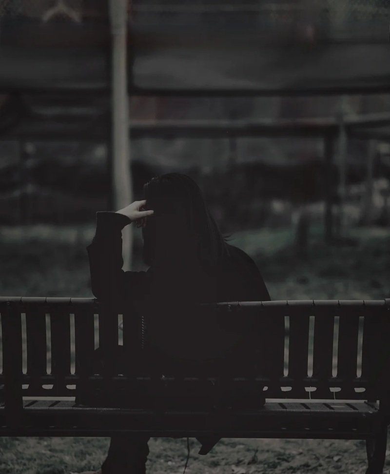 hình ảnh 1 mình ngồi buồn nữ 23