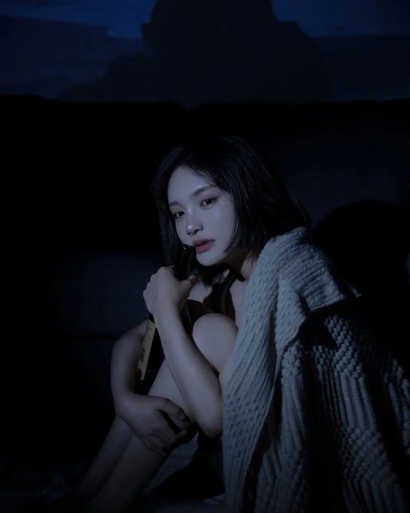 hình ảnh 1 mình ngồi buồn nữ 28