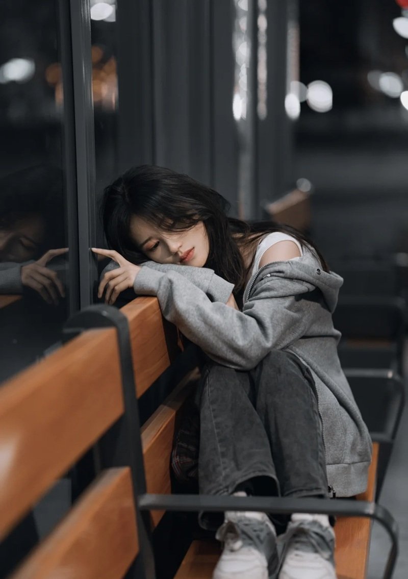 hình ảnh 1 mình ngồi buồn nữ 31