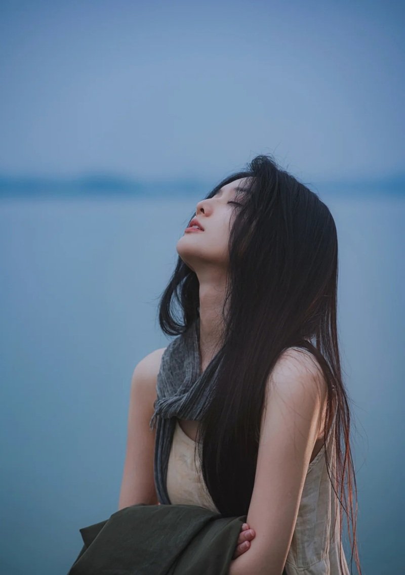 hình ảnh 1 mình ngồi buồn nữ 37