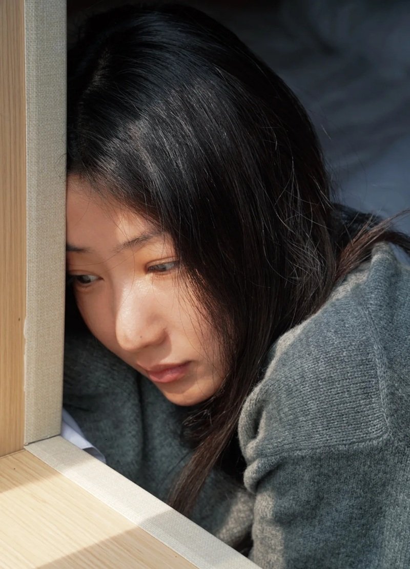 hình ảnh 1 mình ngồi buồn nữ 38