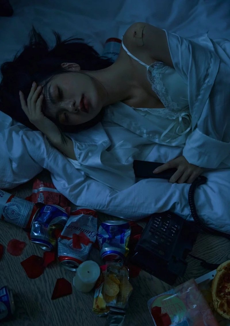 hình ảnh 1 mình ngồi buồn nữ 39