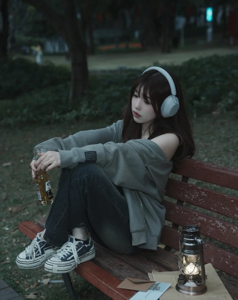 hình ảnh 1 mình ngồi buồn nữ 40