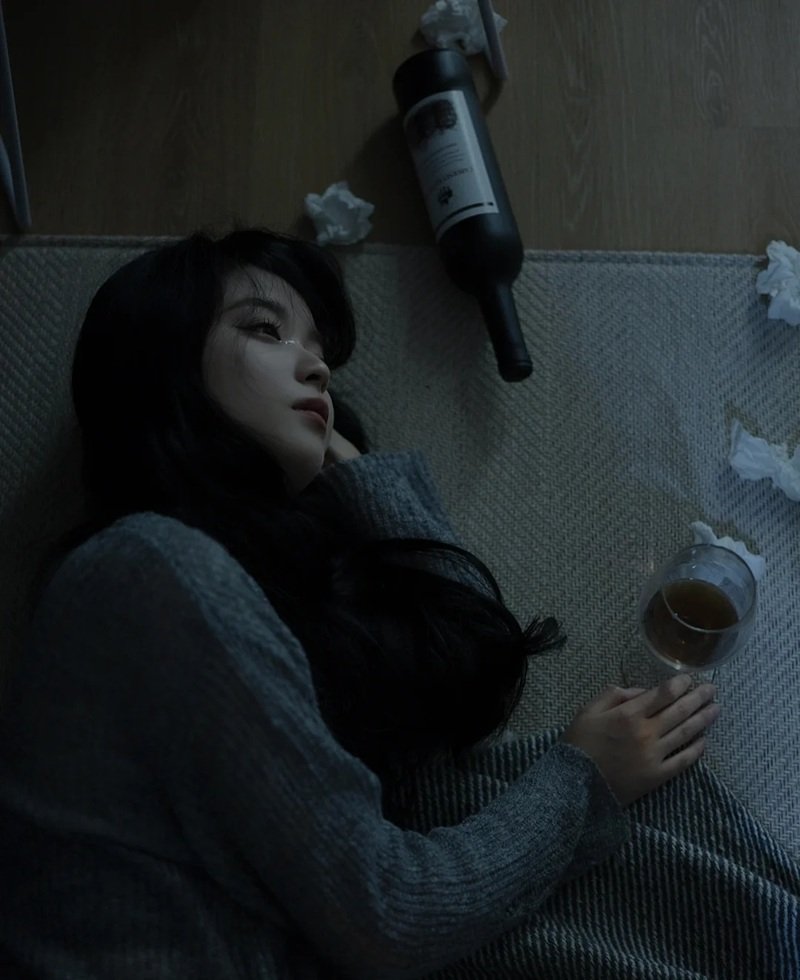 hình ảnh 1 mình ngồi buồn nữ 6